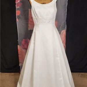 Elegant White Sleeveless Dress